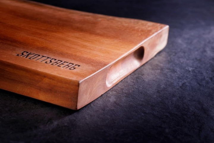 SKOTTSBERG Servierbrett - 80×25 cm - Longan-Holz Servierplatte – Beidseitig nutzbar mit hygienischen