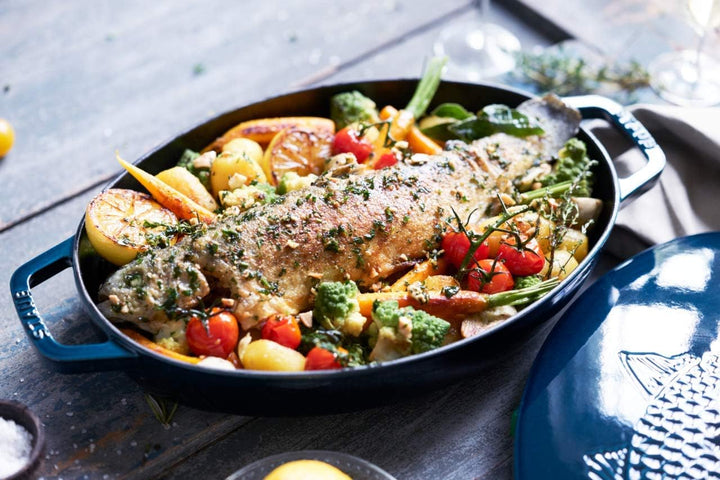 STAUB BORD OVAAL 32 CM MET DEKSEL APPELBLAUWZEEGROEN 'LA MER' NEW CLASSIC 11223337