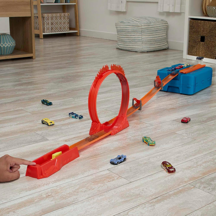 Hot Wheels Trackset, Trackset im Feuer-Design mit einem Hot Wheels Fahrzeug, 16 Track- und Stuntkomp
