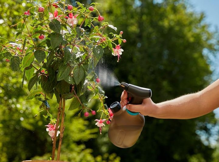 Gardena Pumpsprüher 1l: Indoor Pumpsprüher mit 360°-Funktion, Messingdüse, grosse Öffnung, lichtdurc