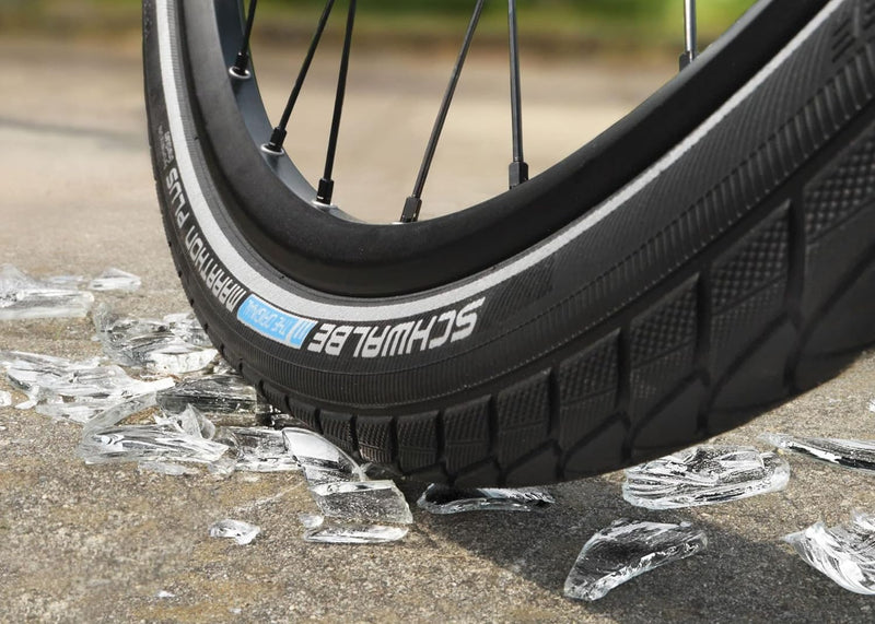 Schwalbe - Marathon Plus Reflex – Trekkingreifen mit Reflexstreifen für Fahrräder. 26x1.35, 26x1.35