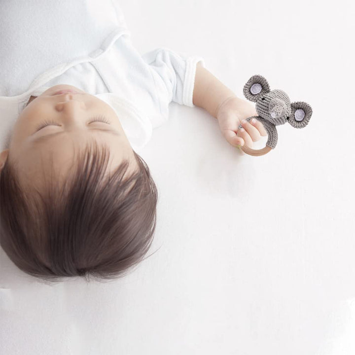 Youuys Babyrassel Gehäkelte Holz Häkeln Tiere Greifling Baby Holz Rassel Baby mit Sound Handmade Ras