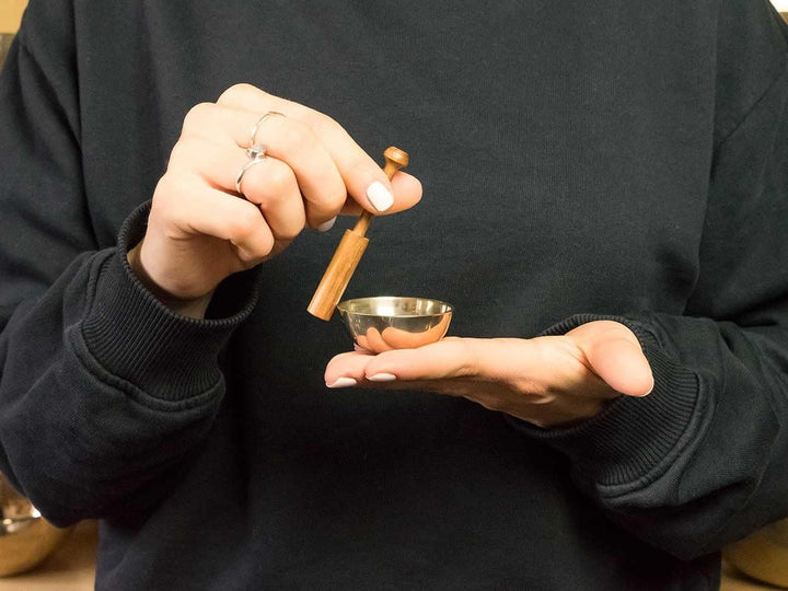 MINI-Klangschale in rotem Beutel inkl. Unterlage und Holzklöppel I Zarter Klang für feines Hören I D