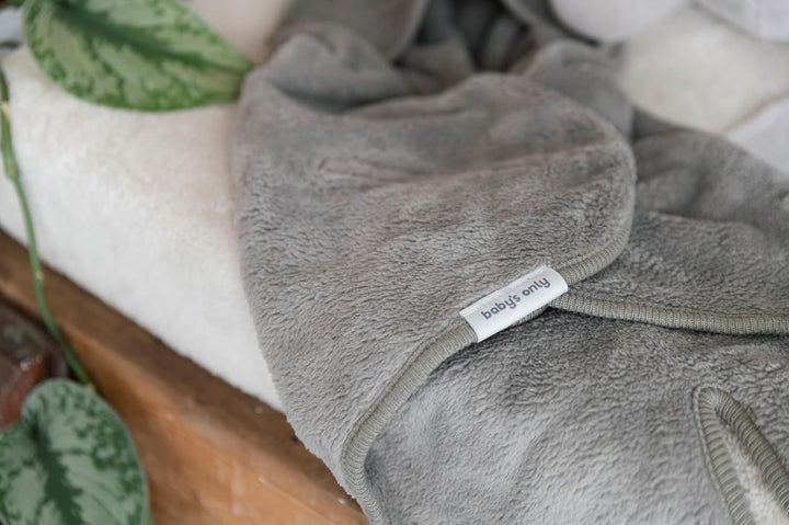 Baby's Only - Kapuzendecke mit Füssen Cozy - Einschlagdecke für den autositz 0+ - für 5-Punkt-Gurten