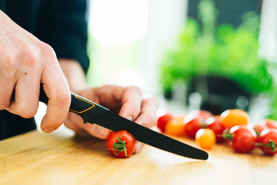 Fiskars Tomatenmesser, Modernes Design, Gezahnte Klinge, Gesamtlänge: 25 cm, Qualitätsstahl/Kunststo