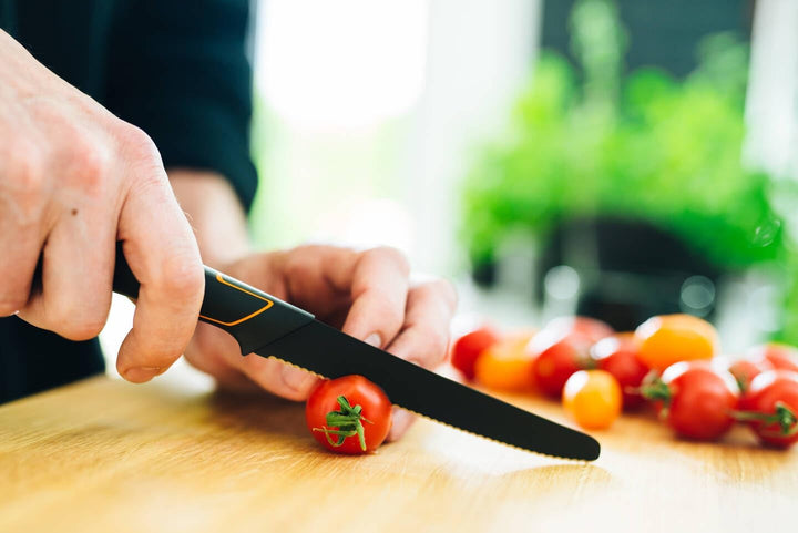 Fiskars Tomatenmesser, Modernes Design, Gezahnte Klinge, Gesamtlänge: 25 cm, Qualitätsstahl/Kunststo