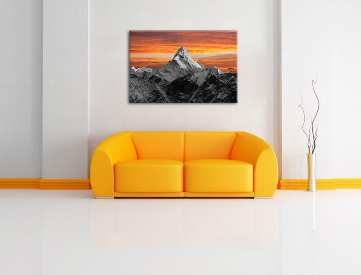 Hoher schneebedeckter Berg bei Sonnenuntergang schwarz/weiss Format: 100x70 auf Leinwand, XXL riesig