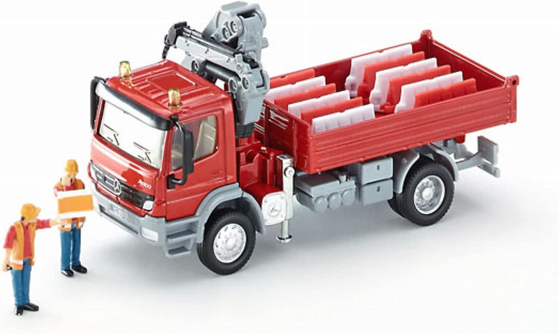 siku 3534, LKW mit Ladefläche und Kran, 1:50, Metall/Kunststoff, Rot, Inkl. 2 Spielfiguren und 12 Ve