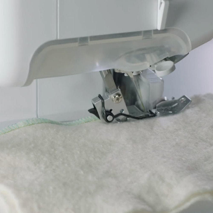 Brother Innov-ís Airflow 3000 Air Serger Nähmaschine, mit Raffungsfuss, Blindstichfuss und Paspelfus
