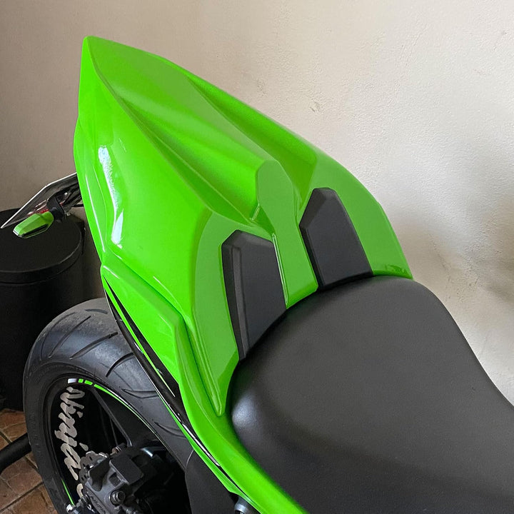 Replacement for Ninja650 Z650 Sitz Abdeckung Hinten Sozius Harte Solo Sitz Gugel Buckel für Ninja 65