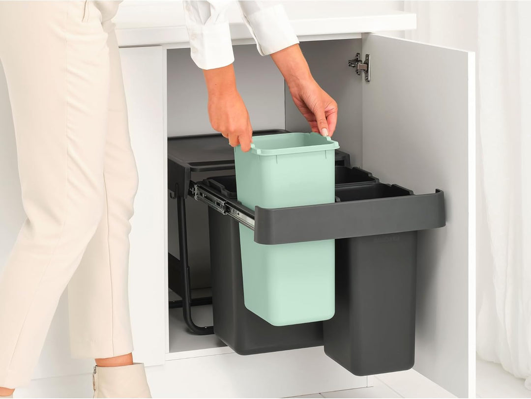 Brabantia Sort & Go Ausziehmülleimer | 10+10+20 l Einbaumülleimer für die Unterschranktür | Integrie