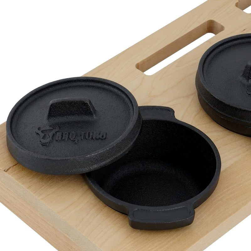 BBQ-Toro Mini Dutch Oven Set mit Holzunterlage | 3 x Ø 11 cm | Gusseisen 3er Set Serviertöpfe | bere