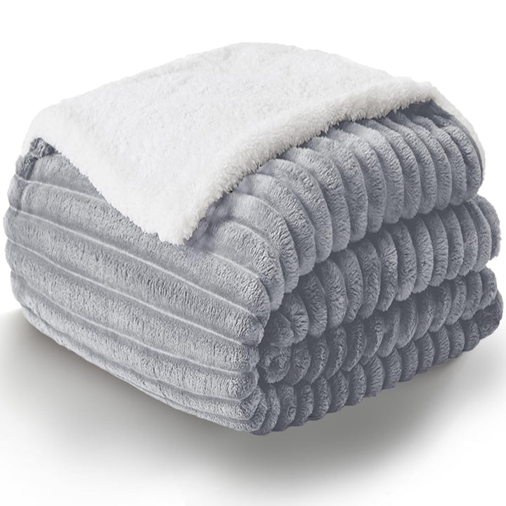 WAVVE Decke Sherpa Kuscheldecke Flauschig Hellgrau - Extra Warme Dicke Weiche Grobe Kordecke Sofaübe