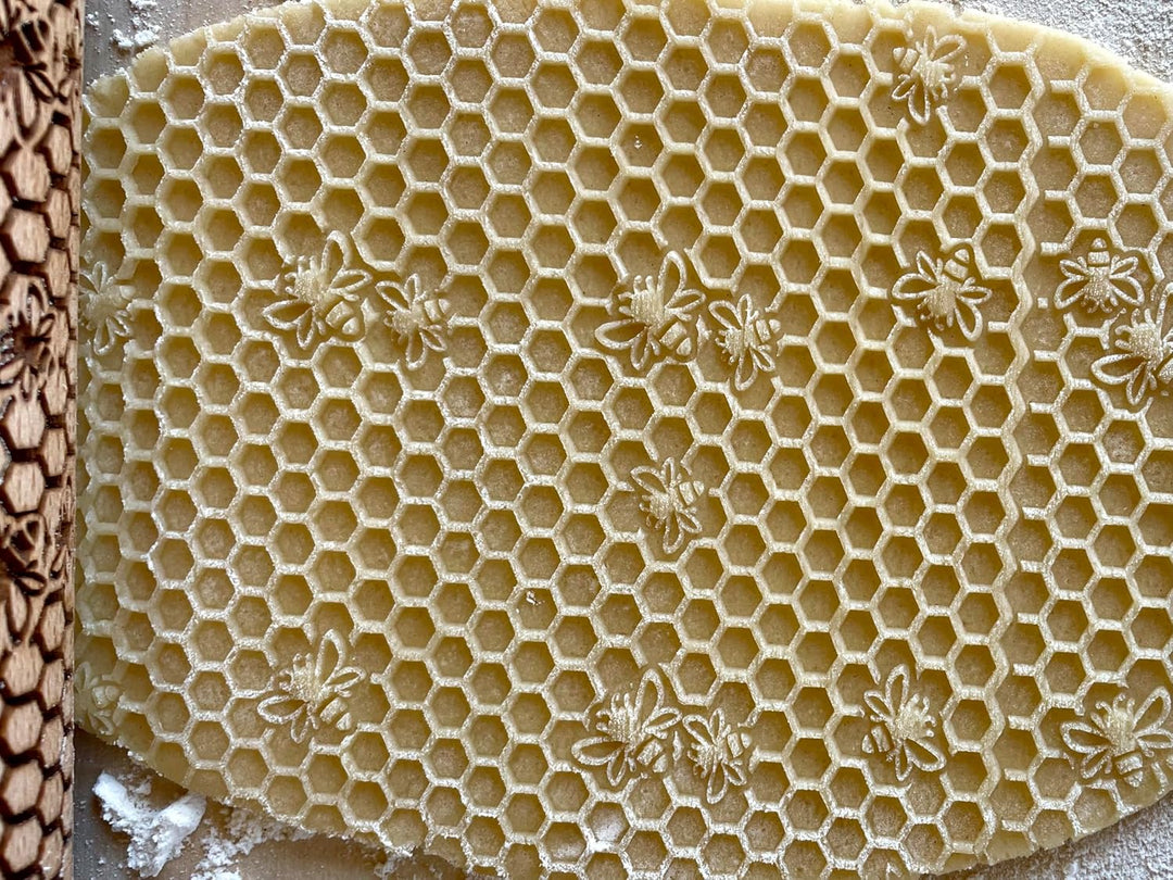 BIENENSTOCK Nudelholz für hausgemachtes Gebäck und Keramik. Präge Teigrolle. Gravierte Nudelholz mit