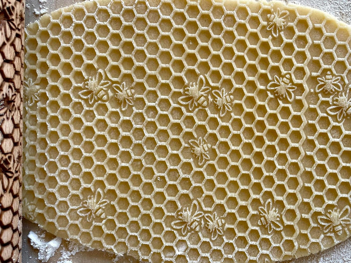 BIENENSTOCK Nudelholz für hausgemachtes Gebäck und Keramik. Präge Teigrolle. Gravierte Nudelholz mit