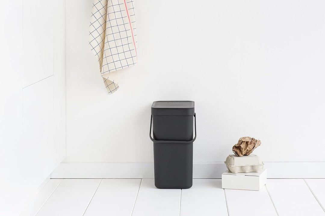 Brabantia Sort & Go Küchen-Recyclingbehälter (12 l/grau), stapelbarer Abfallbehälter mit Griff und a