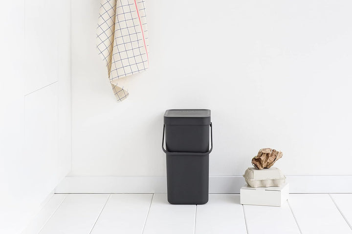 Brabantia Sort & Go Küchen-Recyclingbehälter (12 l/grau), stapelbarer Abfallbehälter mit Griff und a