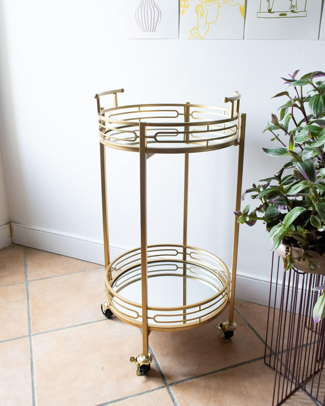 Beliani Servierwagen Eisen Gold Glasplatte Spiegeleffekt rund 4 Rollen 2 Griffe Farley