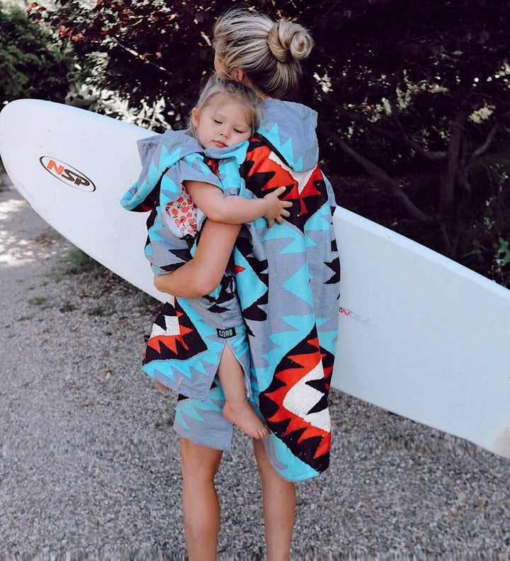 COR Surf Handtuch Poncho für Erwachsene - Weicher, schnell trocknender Bade Poncho aus Mikrofaser, K