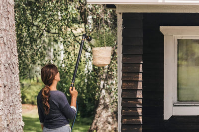 Fiskars Giessstab mit 3 Funktionen, Schwenkbarer SoftGrip Düsenkopf, Durchflusskontrolle, Universalg