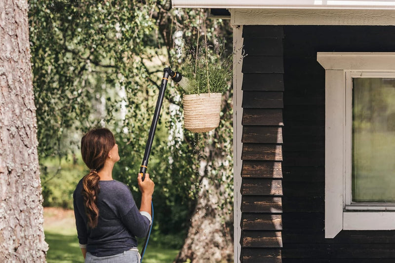 Fiskars Giessstab mit 3 Funktionen, Schwenkbarer SoftGrip Düsenkopf, Durchflusskontrolle, Universalg