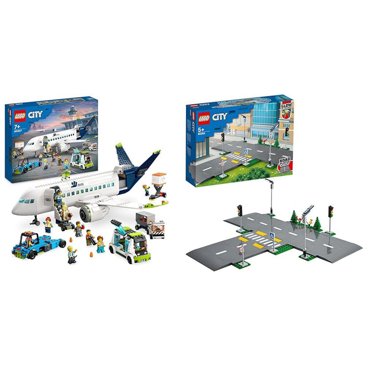 LEGO City Passagierflugzeug Spielzeug-Set & City Strassenkreuzung mit Ampeln, Bauset mit im Dunkeln