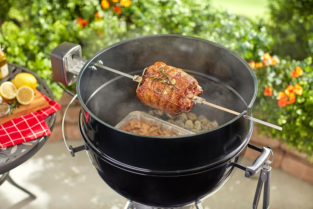 Weber Drehspiess für 57 cm Holzkohlegrills - Motorbetriebener Spiess für gleichmässiges Grillen von