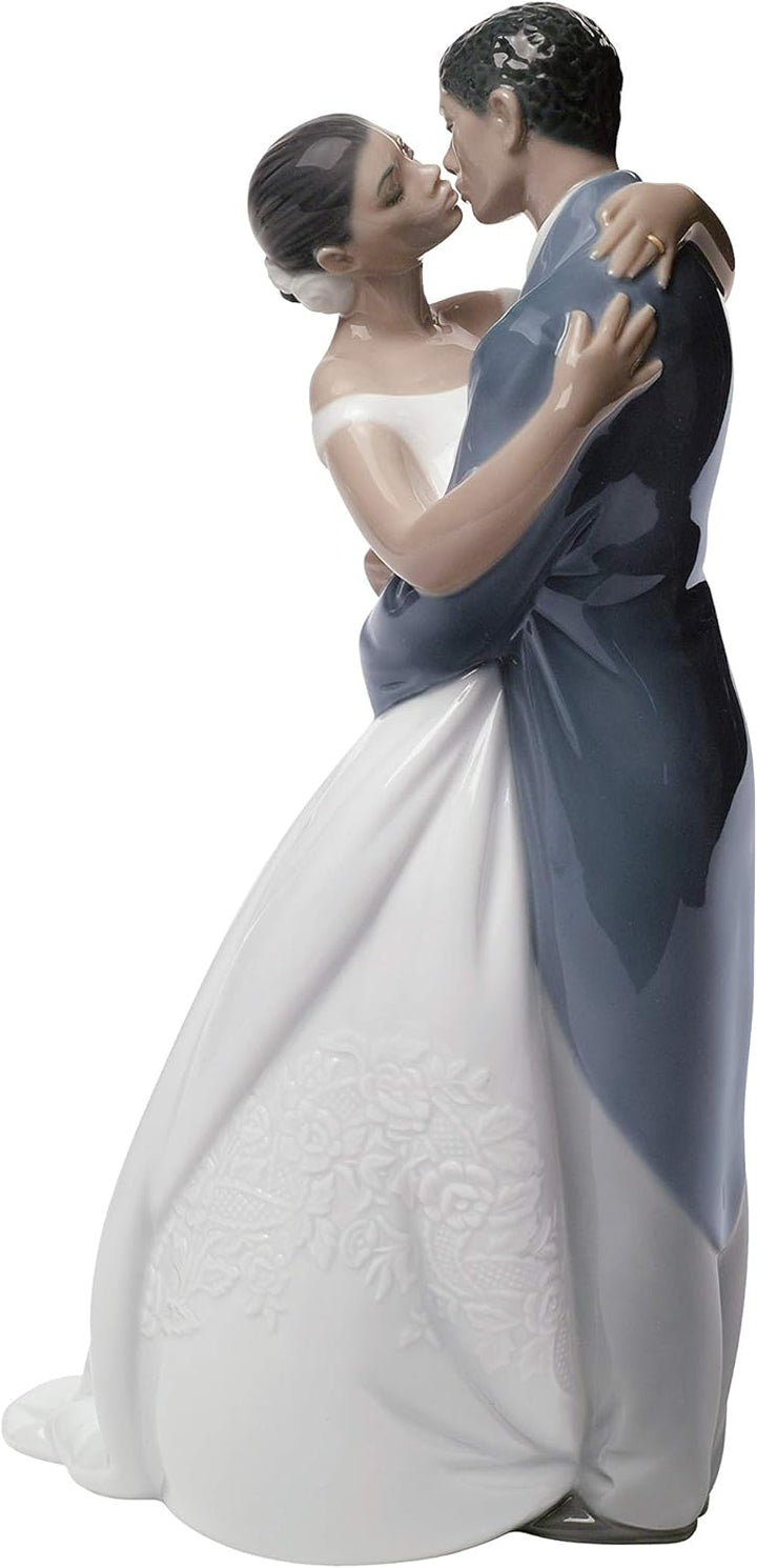 NAO Porcelain by Lladro A KISS Forever (TM) (Bride & Groom, Marriage, Wedding, Collection) 2001632