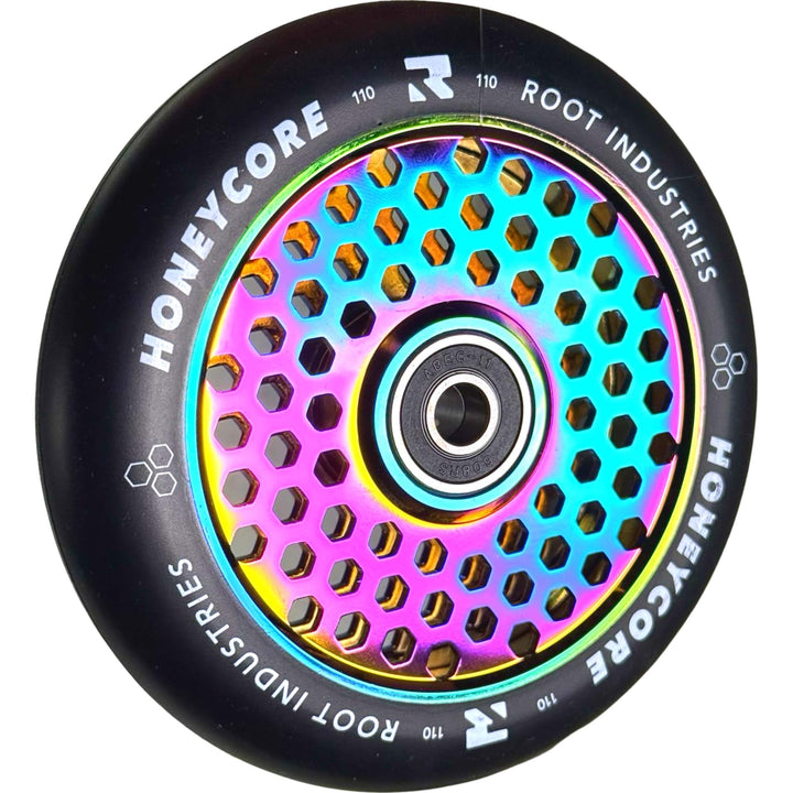 Root Industrie Air Honeycore 110mm Stunt-Scooter Rolle + Fantic26 Sticker (Rainbow Neochrome/Pu Schw