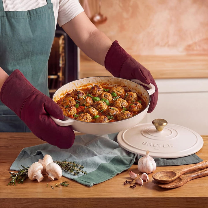 SALTER Chester Flacher Gusseisen-Auflauftopf – 30 cm Dutch Oven, Selbstschöpfender Deckel, Langlebig