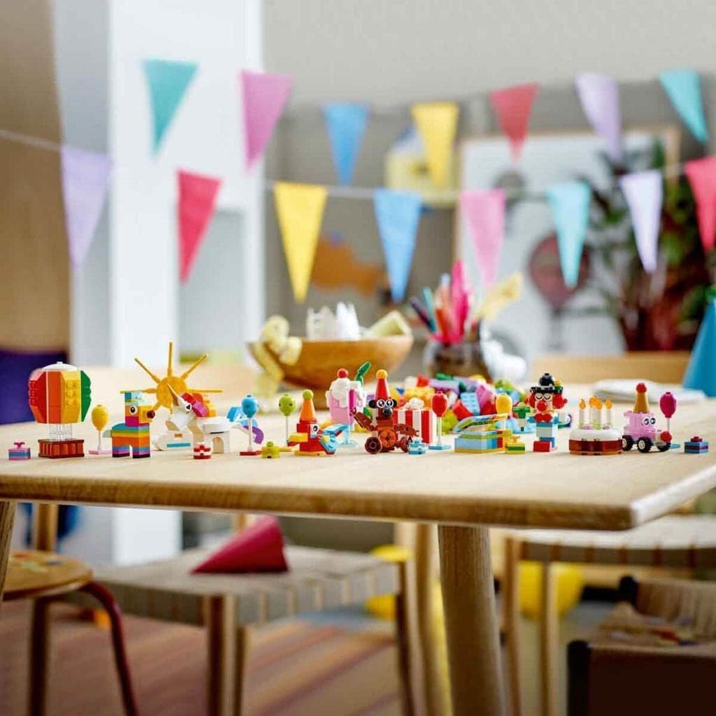 LEGO 11029 Classic Party Kreativ-Bauset Bausteine-Box, Familienspiele zum gemeinsamen Spielen, enthä
