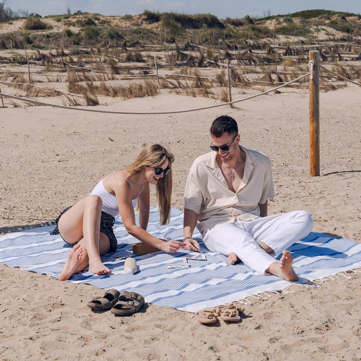 MOMOMUS Stranddecke Sandfrei XXL im Fouta-Stil – mit Boho-Abschluss, Leicht und Kompakt – Grosse Str