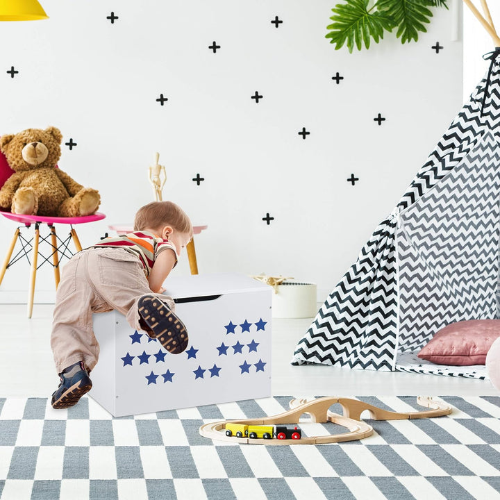 Relaxdays, weiss/blau Spielzeugtruhe mit Deckel, Aufbewahrung für Kinder, Stern Design, Spielzeugkis