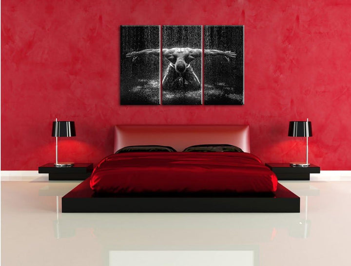 Pixxprint Bodybuilder im Regen Kunst B&W / 3-Teilig/Gesamtmass 120cm Leinwandbild bespannt auf Holzr
