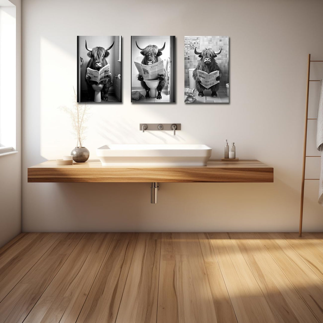 LZIMU Badezimmer Wand Dekoration 3 teilig lustige Hochlandkuh die auf der Toilette sitzt und Zeitung