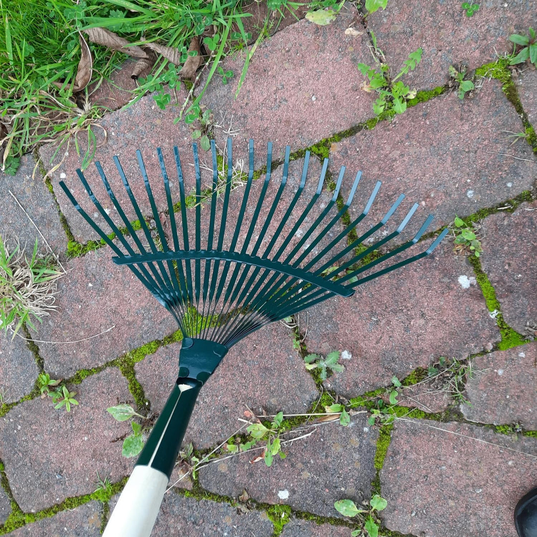 Laubrechen Garten Laub Fächer Rechen Besen Fächerbesen Metall grün lackiert mit 22 Zinken und Stiel