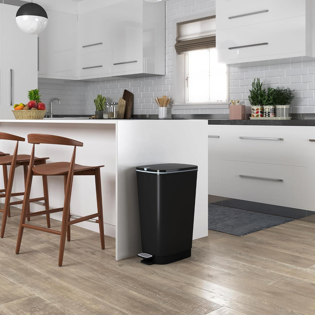 Curver KIS Chic Bin Style Treteimer 45l mit Deckel und Pedal, Müllbeutelaufhängung, schwarz metallic