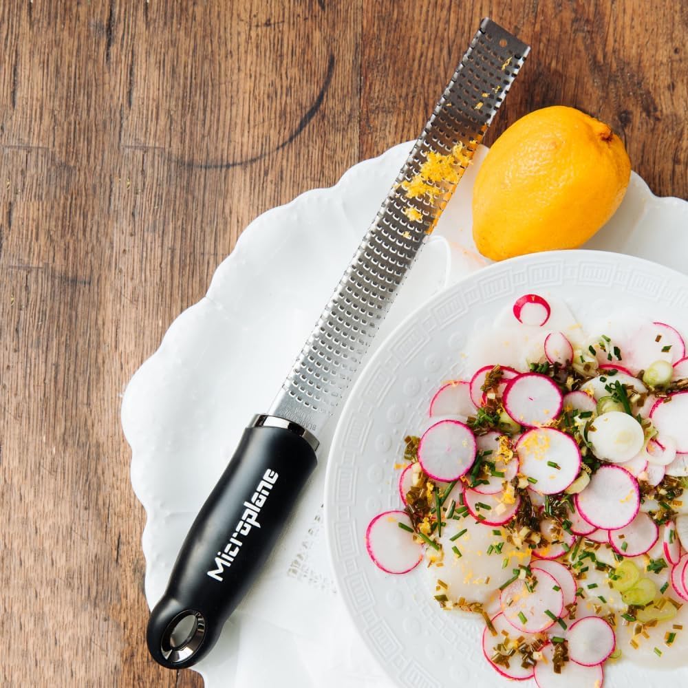 Microplane Zester Küchenreibe in Schwarz für Zitrusfrüchte, Hartkäse, Ingwer, Schokolade & Muskatnus