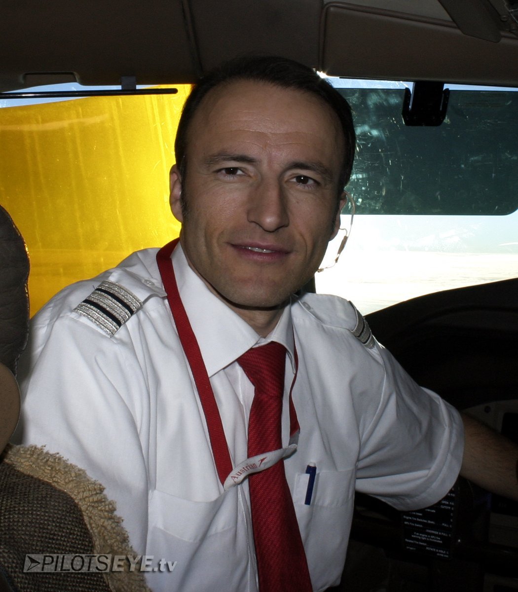 PilotsEYE.tv | TOKIO | Cockpitmitflug B777 | AUSTRIAN | "Runway Chicken" | Bonus: Tokio Tower, Blu-r