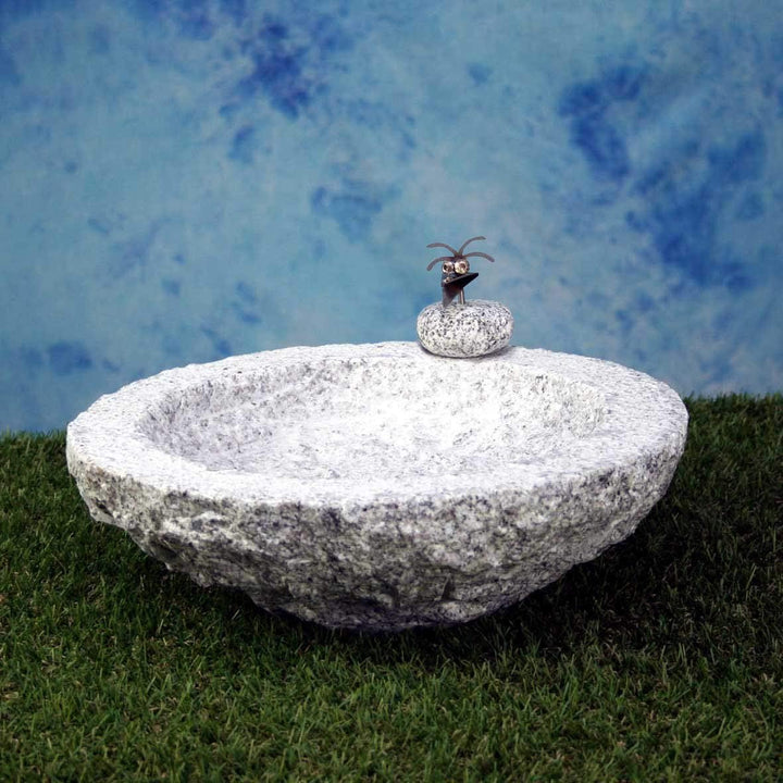 Gebrüder Lomprich Vogelbad aus Granit in Schalenform (mit einem Vögele am Rand sitzend), mit einem V