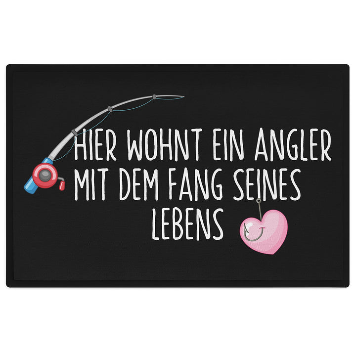 Trendation - Fussmatte Angler Geschenk Angeln Lustiger Spruch Fussmatte 60x40 cm Hier Wohnt EIN Angl