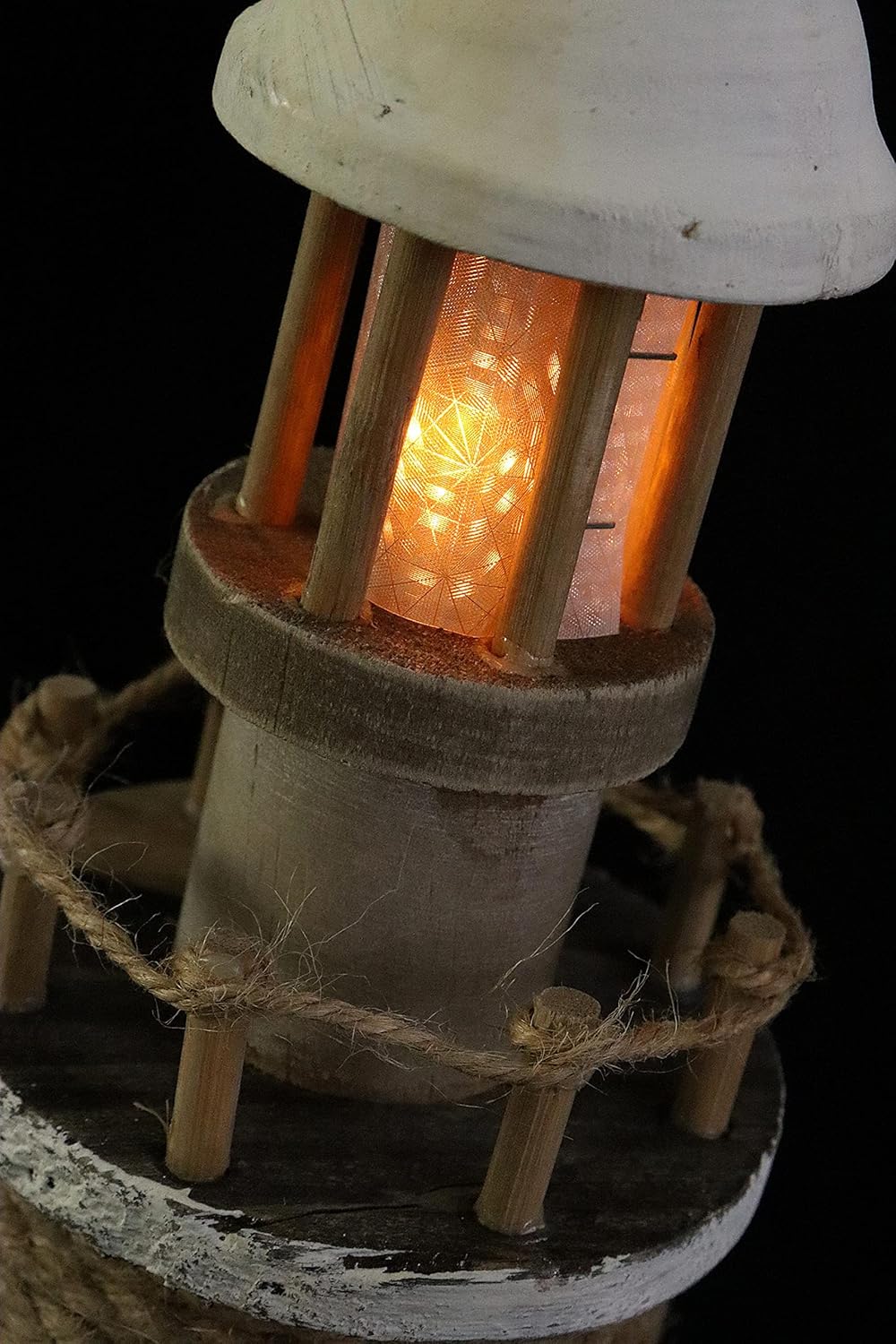 ELLUG Leuchtturm aus Holz mit flackernden LED-Lichtern und maritimen Details zum Stellen mit Timer-F