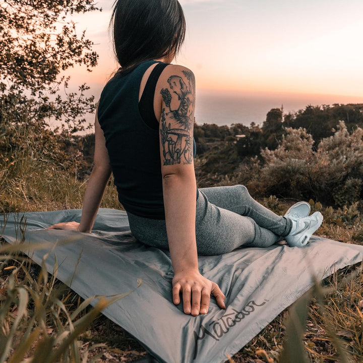 MATADOR Pocket Blanket 4,0 - Weiss (Sitzplätze 2-4); Ultraleicht Picknickdecke mit Pflöcken; Faltbar