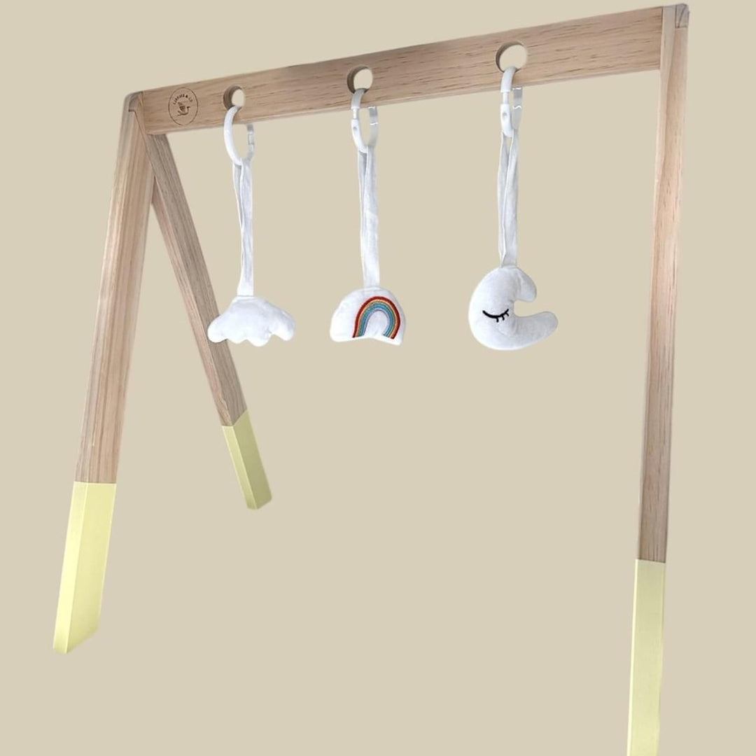 Liefjes &amp; Co Baby Spielbogen aus Holz – Spieltrapez mit Hängespielzeug: Regenbogen, Mond &amp; Wolke – B