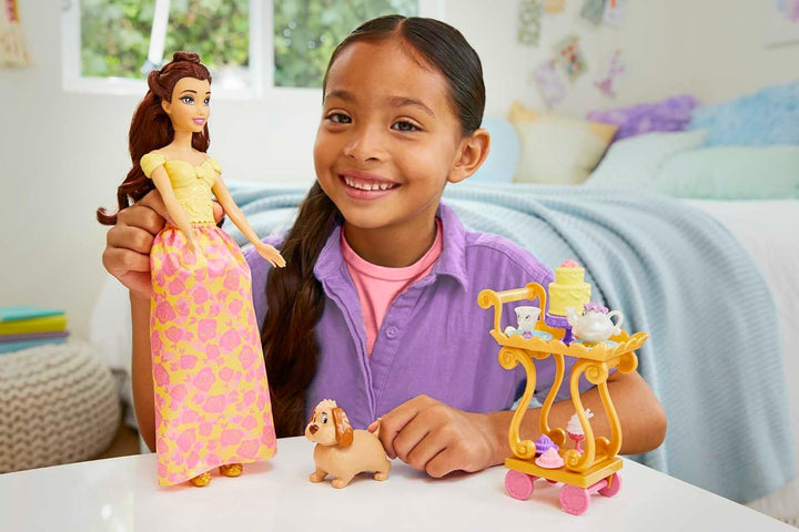 Disney Princess Spielzeug, Belle-Puppe mit schimmernder Kleidung, Teewagen, Freunden und Speisen, Te
