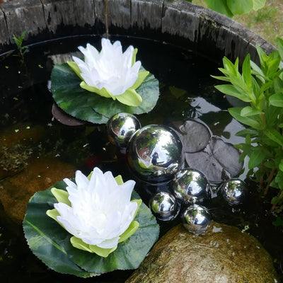 Storm's Gartenzaubereien Miniteich Komplettset mit 2 Seerosen weiss - Schwimmkugeln - Teichkugeln in