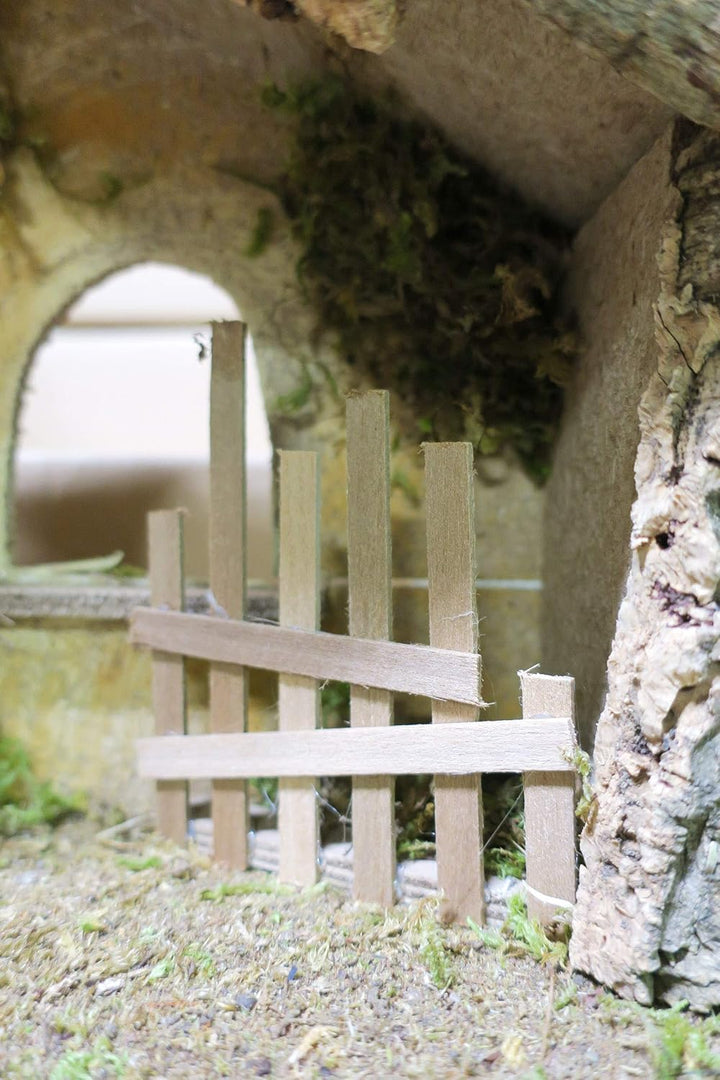 Ferrari & Arrighetti Leere Holzhütte mit Zaun, Holz, Mehrfarbig, Einheitsgrösse