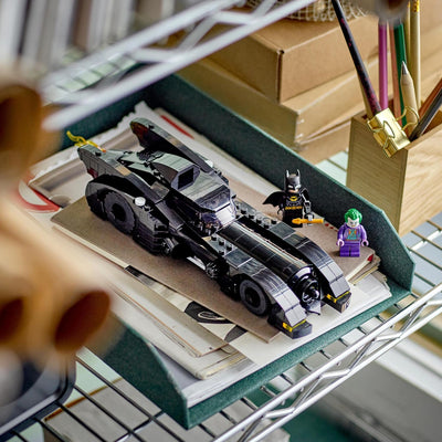 LEGO 76224 DC Batmobile: Batman verfolgt den Joker Set, Batmobil-Spielzeugauto von 1989 mit 2 Minifi