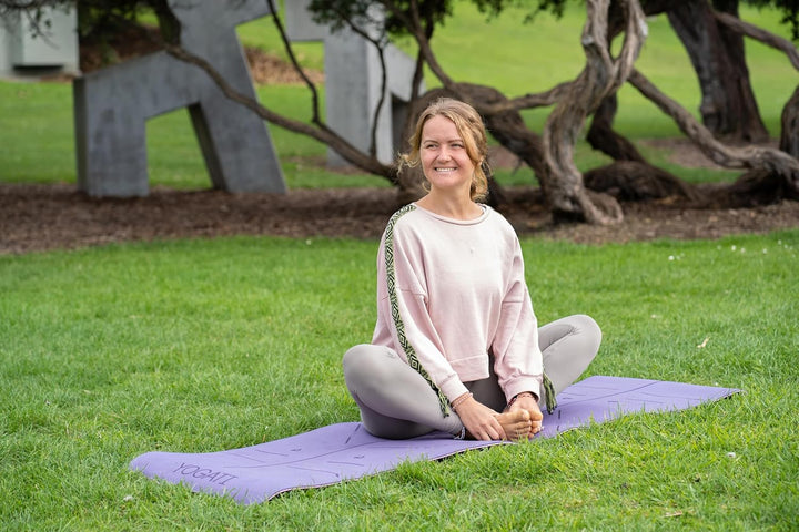 YOGATI Yogamatte rutschfest Schadstofffrei, mit Tragegurt. Yoga Matte mit Ausrichtungslinien. Ideal