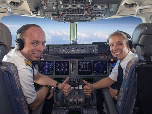 PilotsEYE.tv | QUITO | Cockpitmitflug MD-11F | Lufthansa Cargo | "Lady's trip to the closed strip" |